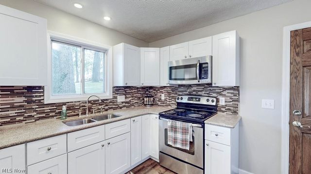2045 Howard Street NE, Hartville, OH 44632