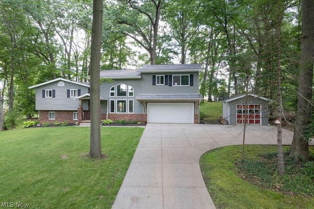 2045 Howard Street NE, Hartville, OH 44632