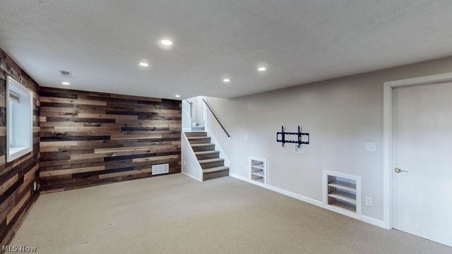 2045 Howard Street NE, Hartville, OH 44632