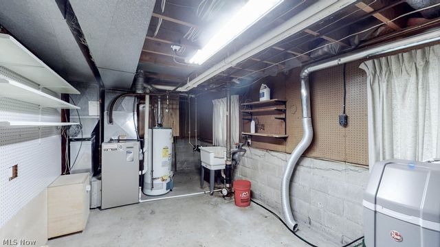 2045 Howard Street NE, Hartville, OH 44632