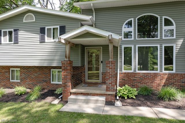2045 Howard Street NE, Hartville, OH 44632