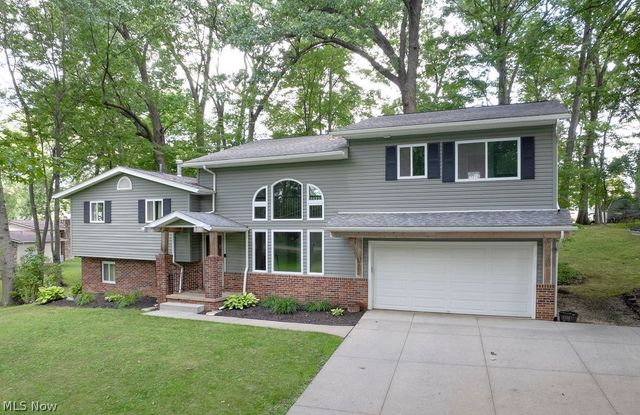 2045 Howard Street NE, Hartville, OH 44632