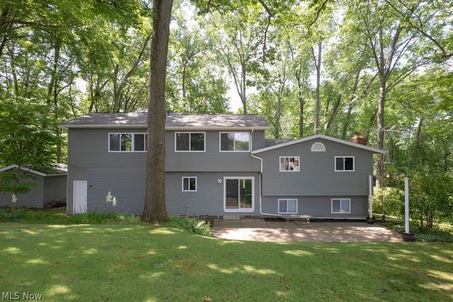 2045 Howard Street NE, Hartville, OH 44632