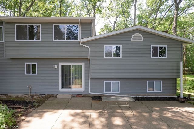 2045 Howard Street NE, Hartville, OH 44632