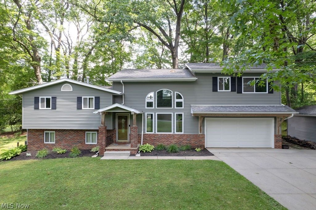 2045 Howard Street NE, Hartville, OH 44632