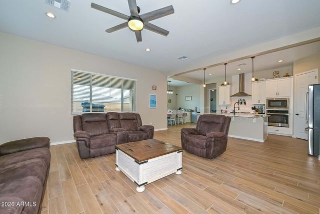 17633 W RUNNING DEER Trail, Surprise, AZ 85387