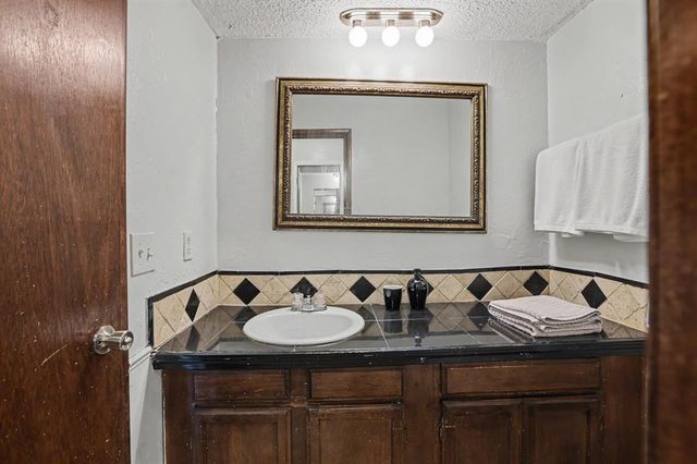 7204 Edenborough Drive, Oklahoma City, OK 73132