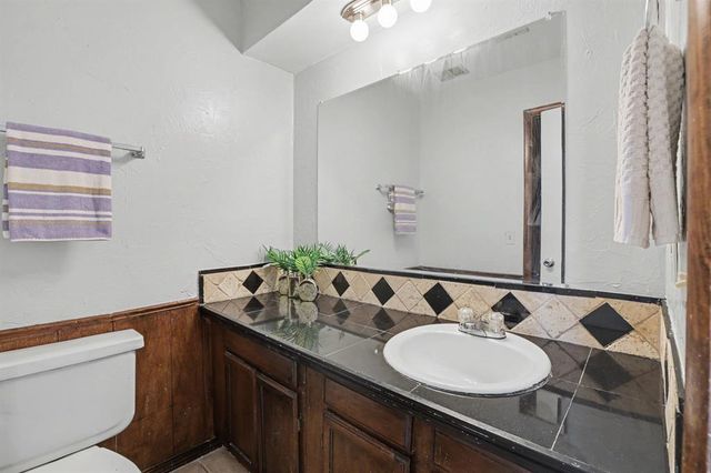 7204 Edenborough Drive, Oklahoma City, OK 73132
