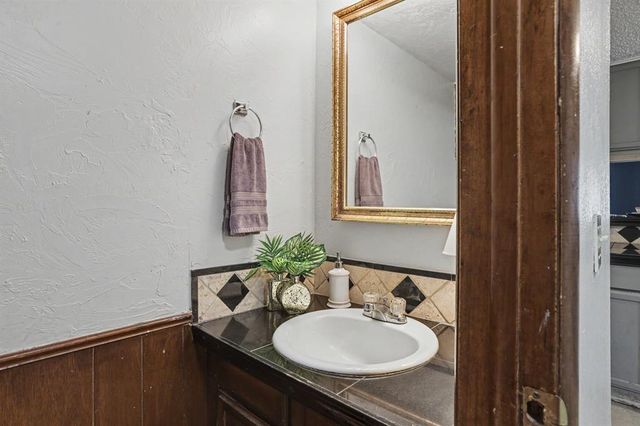7204 Edenborough Drive, Oklahoma City, OK 73132