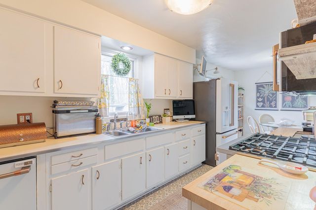 19275 Wedgewood Drive, South Bend, IN 46637
