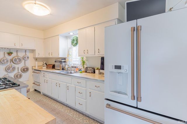 19275 Wedgewood Drive, South Bend, IN 46637