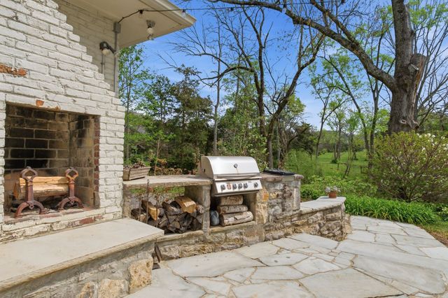 1014 Foxwood Dr, Nashville, TN 37215