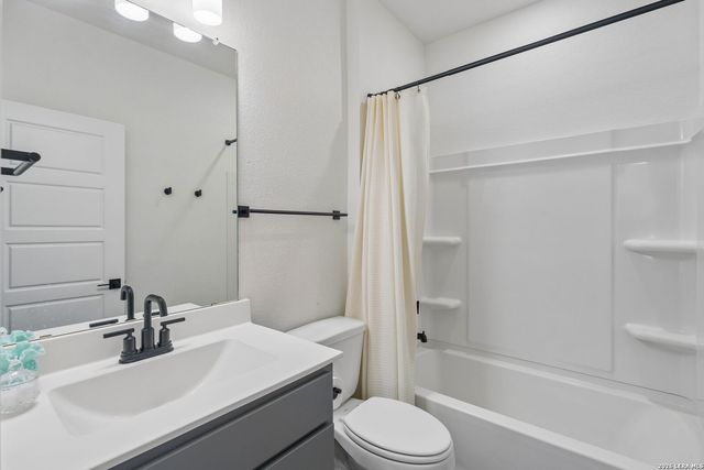 139 E FLOWING RIVER DR, Boerne, TX 78006