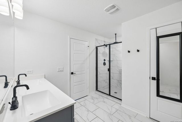 139 E FLOWING RIVER DR, Boerne, TX 78006