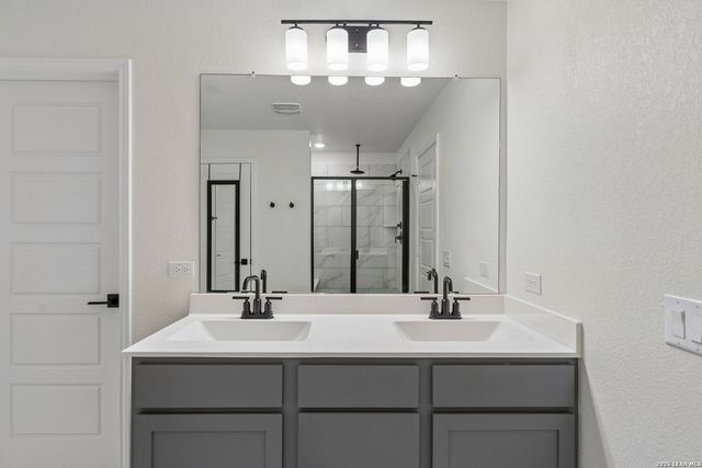 139 E FLOWING RIVER DR, Boerne, TX 78006