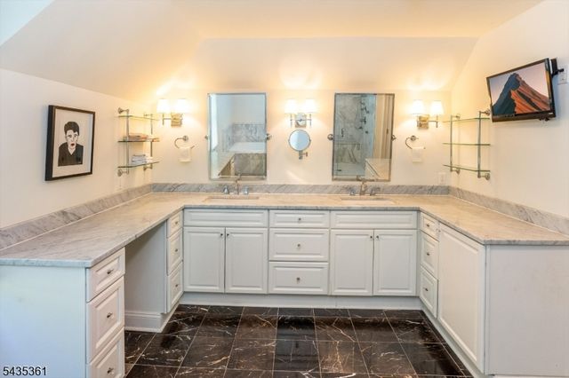1 Chilton Rd, Chester Twp., NJ 07930
