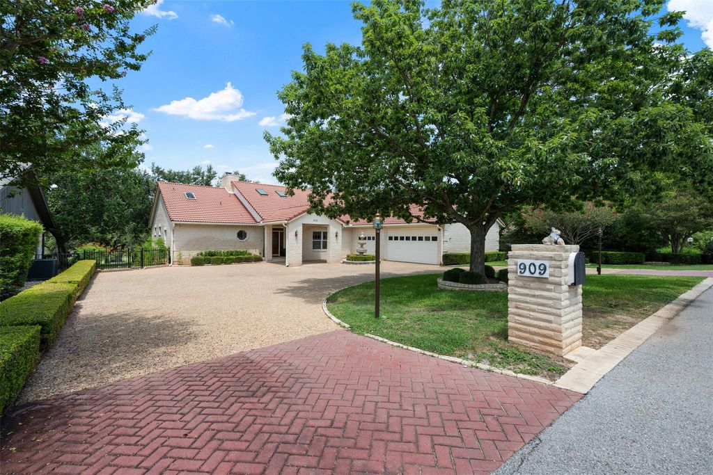 909 Porpoise ST, Austin, TX 78734
