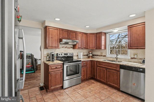 24 BERKLEY RD, Broomall, PA 19008