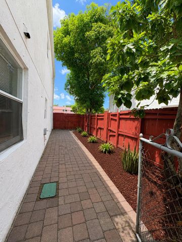 7920 SW 7TH Place, North Lauderdale, FL 33068