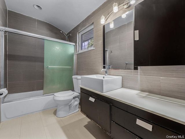 2 Pickwood Lane, Great Neck, NY 11024