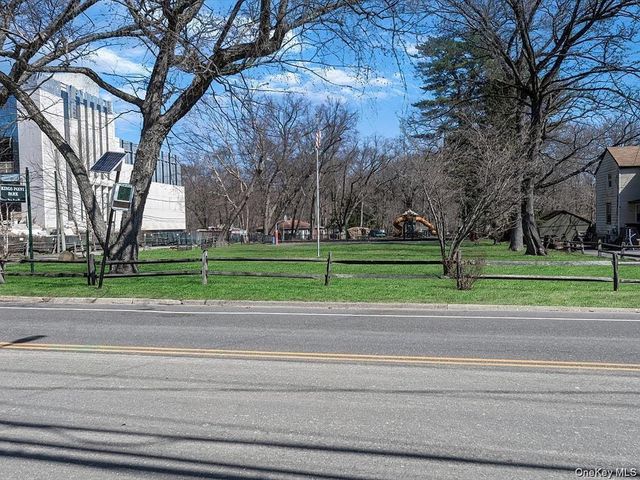 2 Pickwood Lane, Great Neck, NY 11024