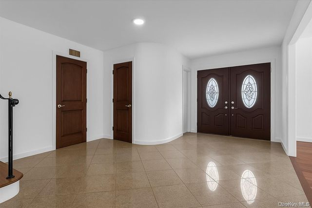 2 Pickwood Lane, Great Neck, NY 11024