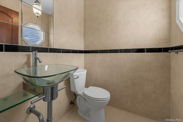 2 Pickwood Lane, Great Neck, NY 11024