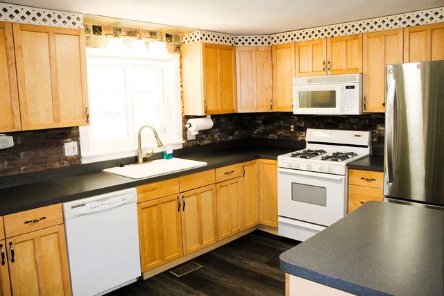 2 Paula Circle, Hudson, NH 03051