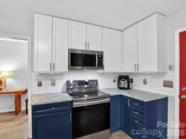 17 Driver Court, Hendersonville, NC 28739