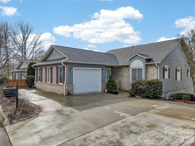 17 Driver Court, Hendersonville, NC 28739