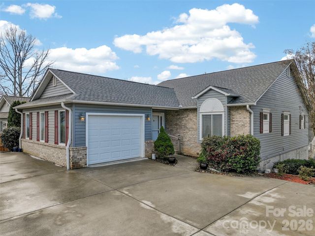 17 Driver Court, Hendersonville, NC 28739