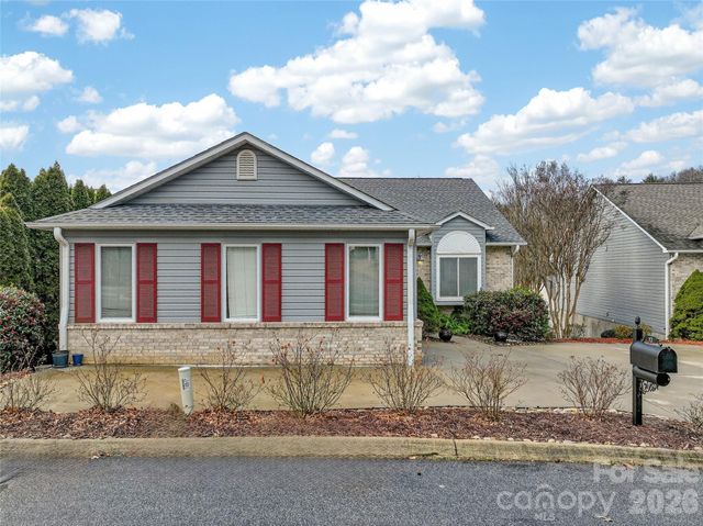 17 Driver Court, Hendersonville, NC 28739