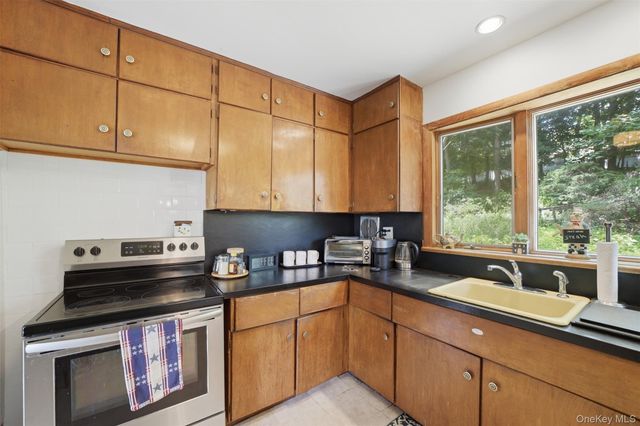 2 Burkewood Road, Hartsdale, NY 10530