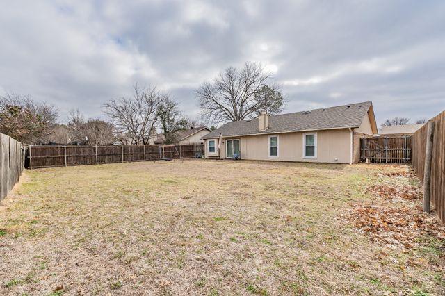 221 Kalmia Drive, Arlington, TX 76018