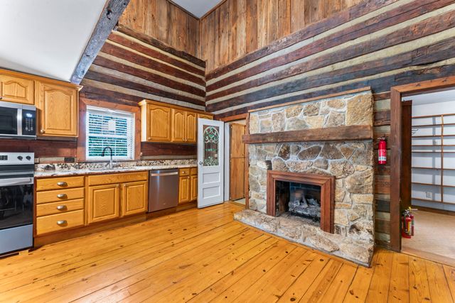 557 Forest Retreat Rd, Hendersonville, TN 37075