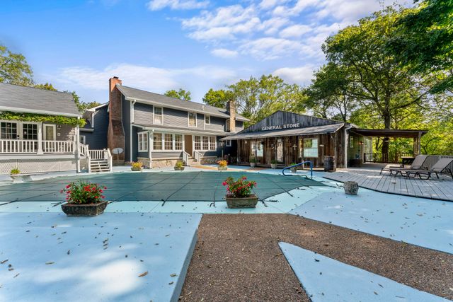 557 Forest Retreat Rd, Hendersonville, TN 37075