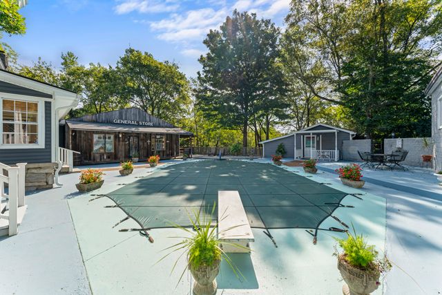 557 Forest Retreat Rd, Hendersonville, TN 37075