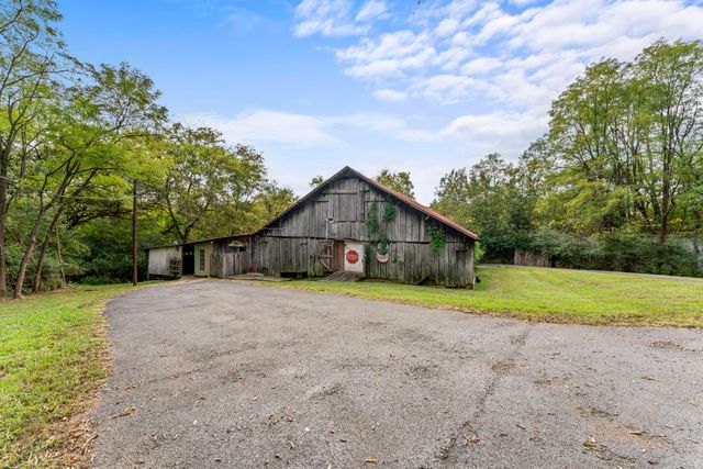 557 Forest Retreat Rd, Hendersonville, TN 37075