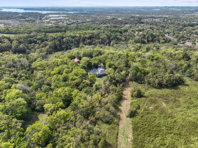 557 Forest Retreat Rd, Hendersonville, TN 37075