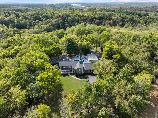 557 Forest Retreat Rd, Hendersonville, TN 37075