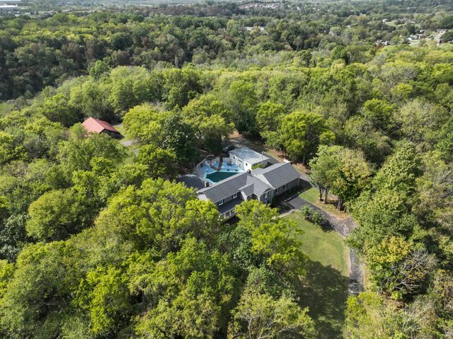 557 Forest Retreat Rd, Hendersonville, TN 37075
