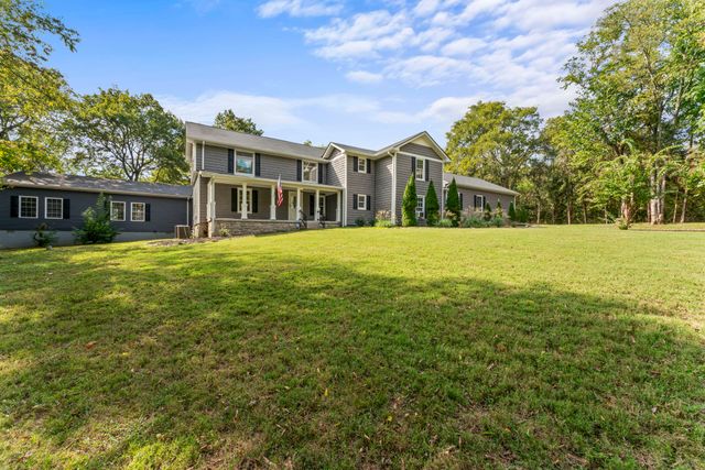 557 Forest Retreat Rd, Hendersonville, TN 37075
