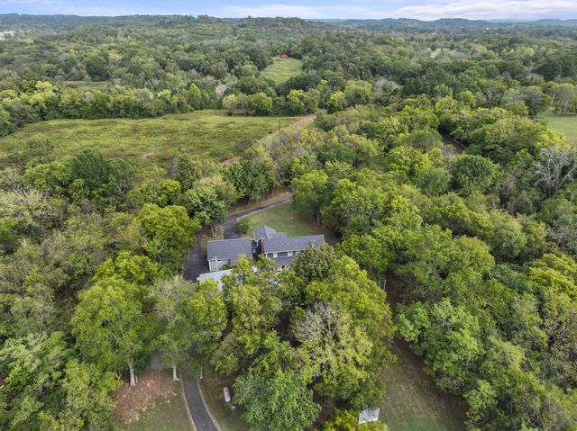 557 Forest Retreat Rd, Hendersonville, TN 37075