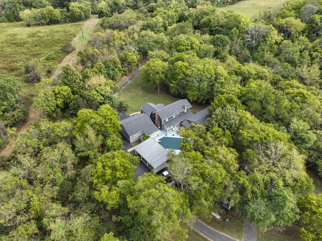 557 Forest Retreat Rd, Hendersonville, TN 37075