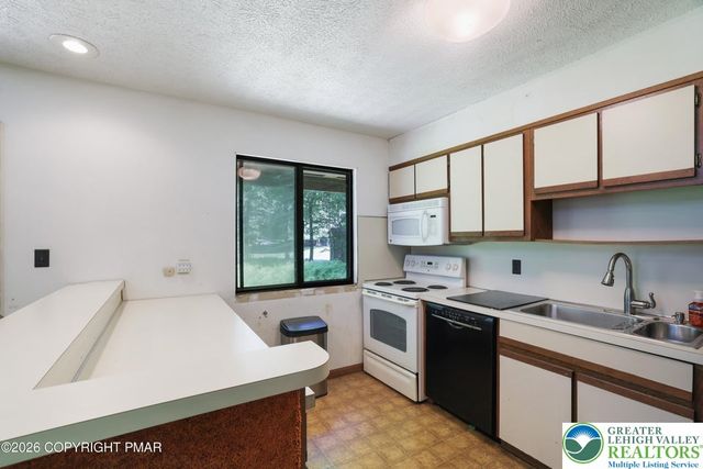 27 Longfellow Circle, Penn Forest Twp, PA 18210