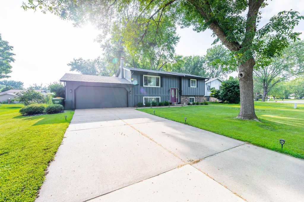 7865 Penn Avenue N, Brooklyn Park, MN 55444