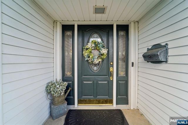 15 Ella Lane, Wayne, NJ 07470