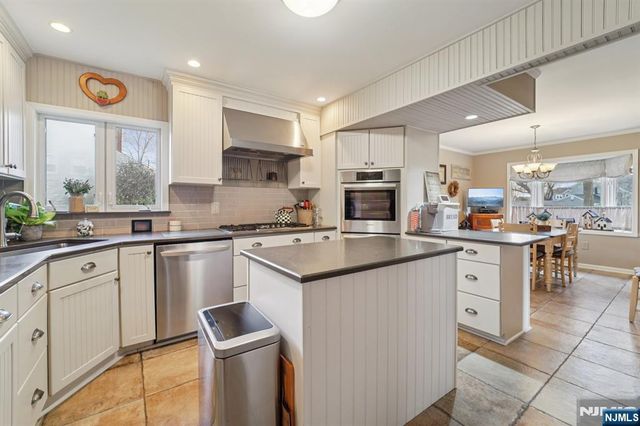 15 Ella Lane, Wayne, NJ 07470
