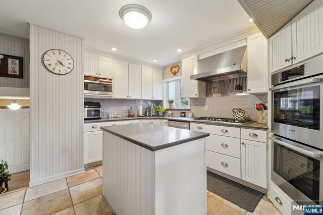 15 Ella Lane, Wayne, NJ 07470