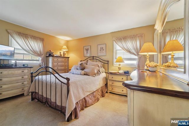 15 Ella Lane, Wayne, NJ 07470